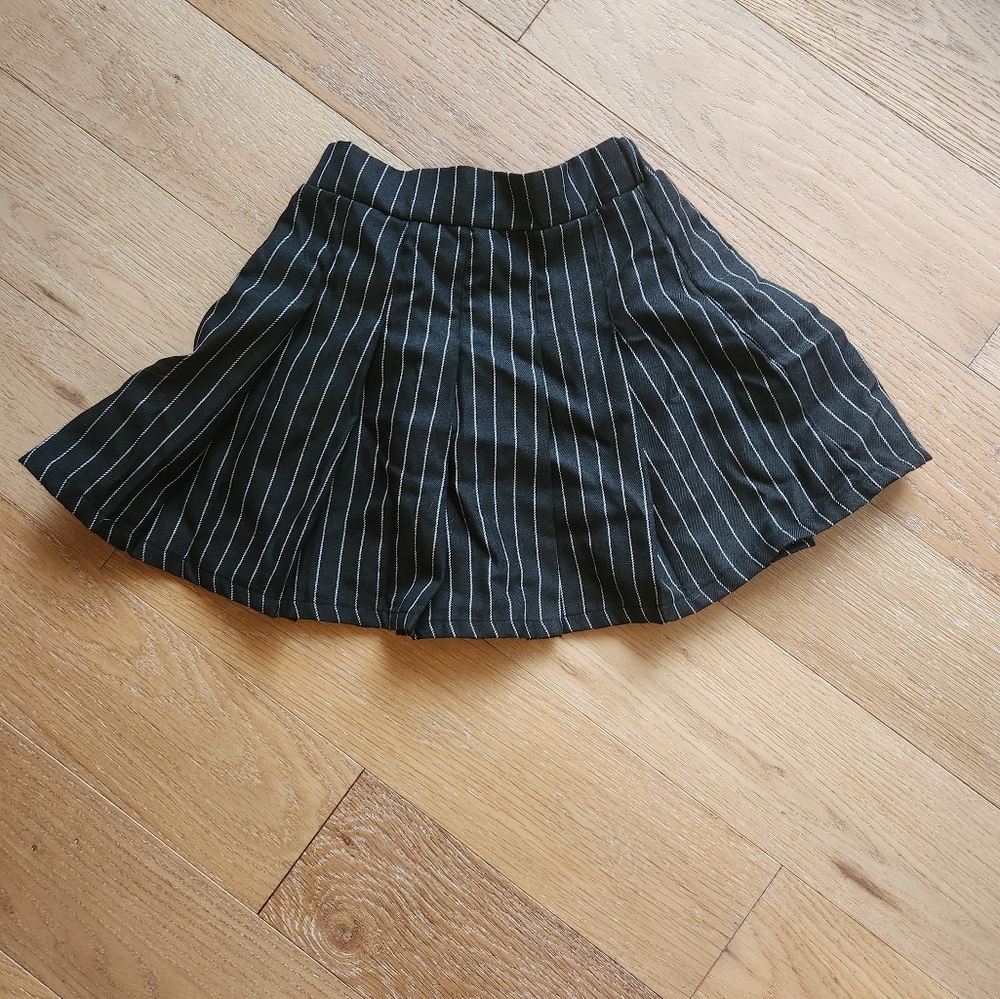 URBAN KIDS | NWOT black and white pleated skirt
